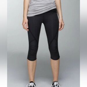 lululemon Run Pace Rival Crop in Wee Strip Black Capri leggings yoga Bermuda